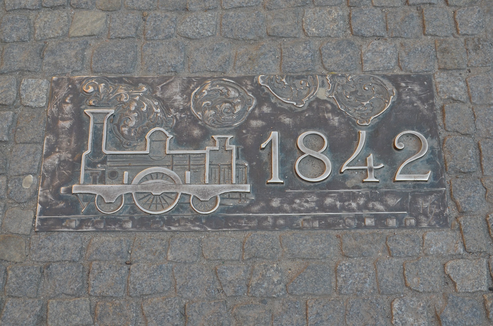 Mit der Eisenbahn beginnt die Industrialisierung. Die Linke-Hofmann-Werke (ab 1912), das größte Industrieunternehmen der Stadt, produziert Eisenbahnwaggons