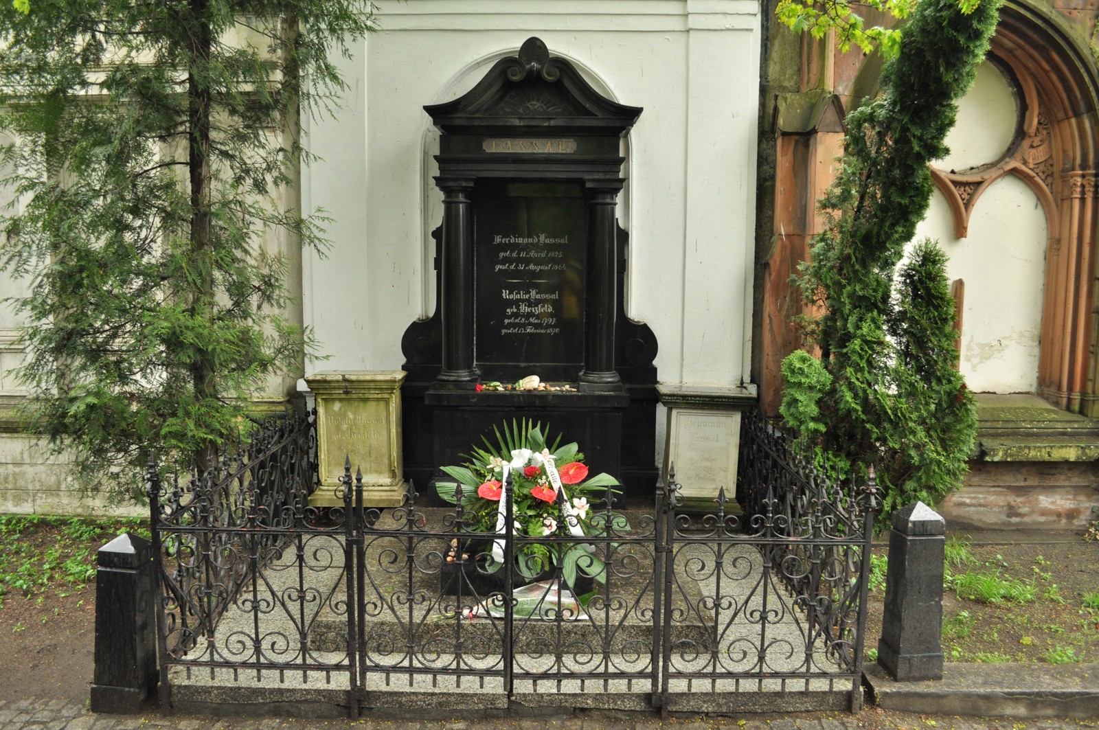 Grab von Ferdinand Lassalle auf dem jüdischen Friedhof von Breslau, 2013 frisch restauriert zum 150. Geburtstag der SPD